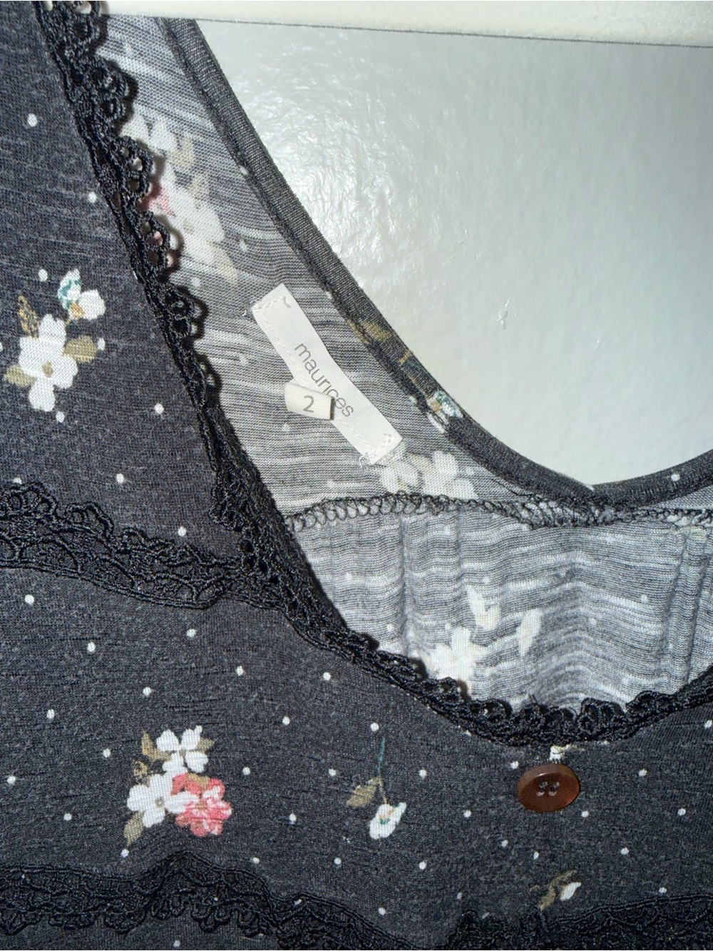 2X Black Floral Button-Front Tank with Lace detailing - Picture 3 of 6
